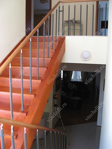 фотография Вид лестницы из дерева по бетону 1 в интерьере